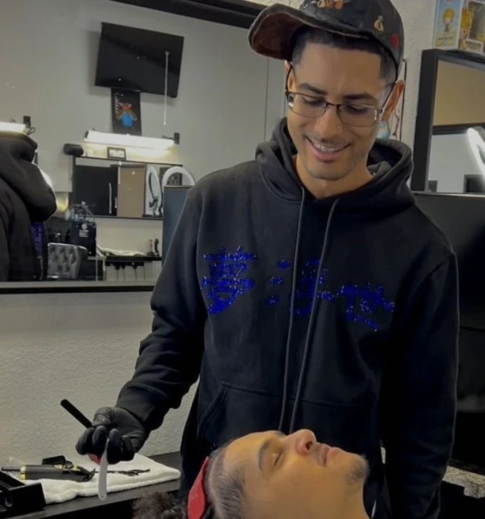 Chunckdidit barber working with a client